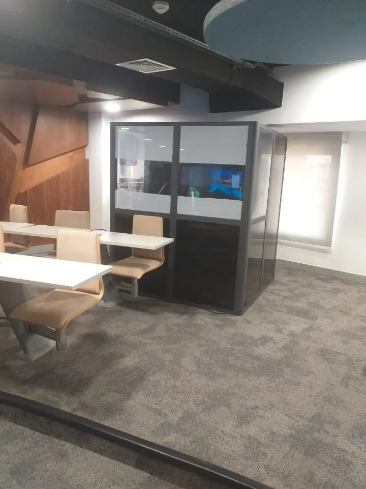 Cabine d'interprétation installée dans une salle de réunion d'entreprise