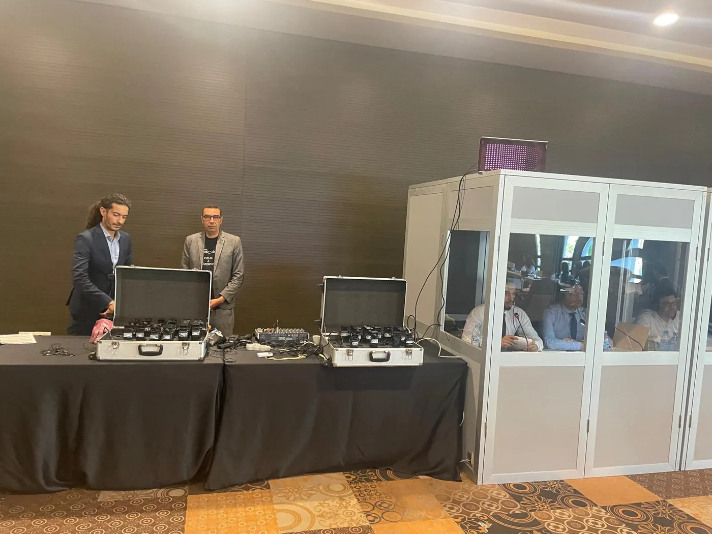 Valises de transport des récepteurs et console de régie installées en salle